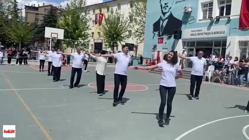 Tokat'ta Öğretmenlerden Sürpriz Halk Oyunu Şovu! Görenler Şaşkın!