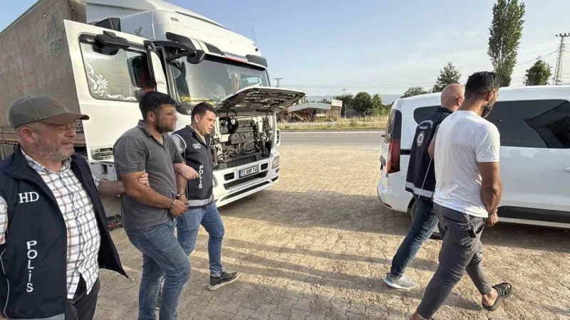 Tokat'ta Kaçak Göçmen Operasyonu: Gümrük Mührü Kırılan Tırlarda Yakalandılar!