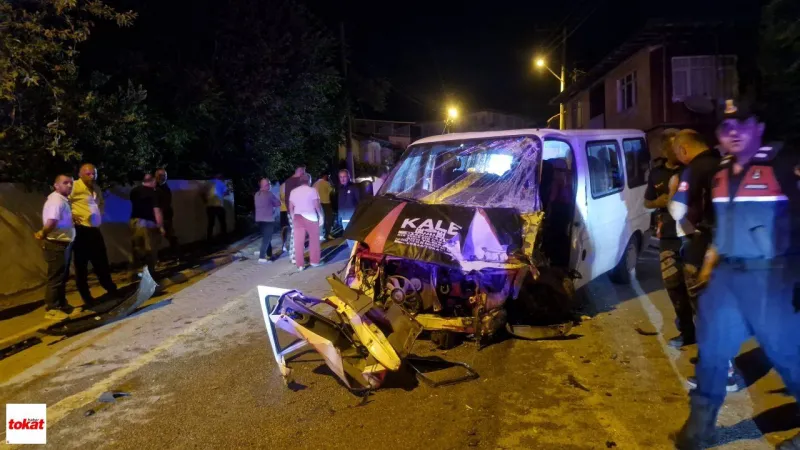 Tokat'ta pikaba çarpan minibüsün sürücüsü yaralandı