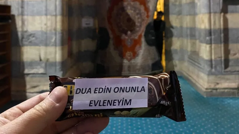 Tokat'ta Sıra Dışı Talep Bir Genç Sevdiği Kız İle Evlenebilmek İçin Çikolata Dağıttırdı Ve Bakın Ne İstedi