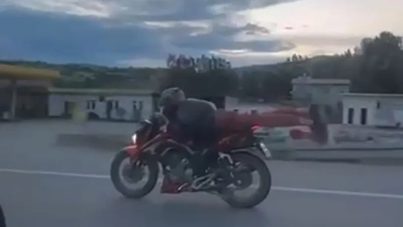 Tokat'ta trafikte tehlikeli anlar, Yüz üstü yatarak sürdü
