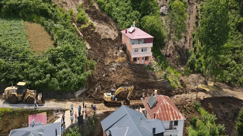 Trabzon’da heyelan: 3 ev hasar gördü