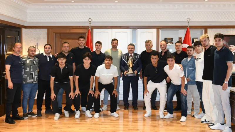 Trabzonspor U19'dan Şampiyonluk Ziyareti! Başkan Genç'ten Büyük Jest