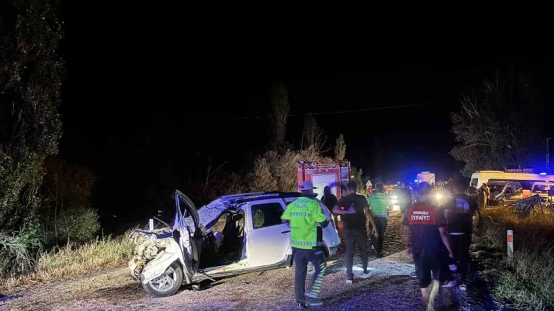 Traktör römorkuna çarpan cip hurdaya döndü: 2’si ağır 6 yaralı
