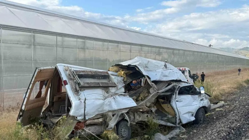 Tren minibüse çarptı: 1 yaralı
