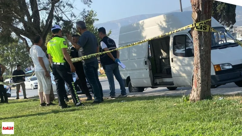 Yol Kenarındaki Minibüsten Ceset Çıktı, Polis Harekete Geçti