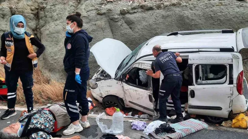 Yoldan çıkan araç toprak yığınına çarptı: 4 yaralı