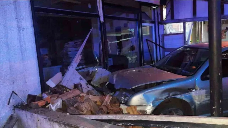 Safranbolu'da Feci Kaza! Otomobil İş Yerlerine Daldı: Yaralı Var!