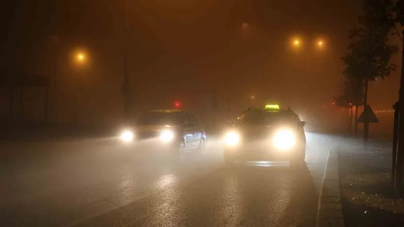 Yollar yoğun sise gömüldü, araçlar görünmez hale geldi