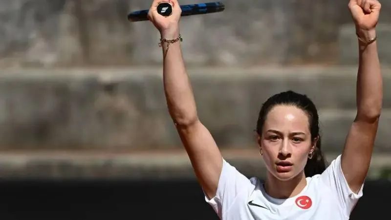Zeynep Sönmez kimdir?
